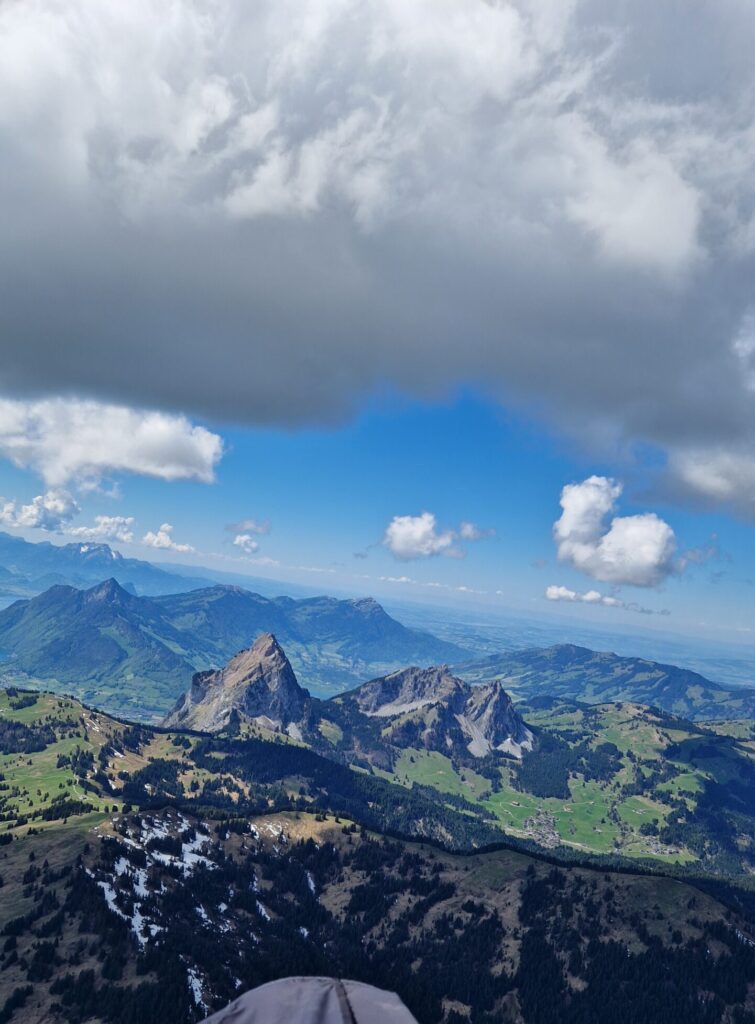 Gleitschirmflug vom Hochybrig richtung Schwyz, Mythen Rigi im Hintergrund