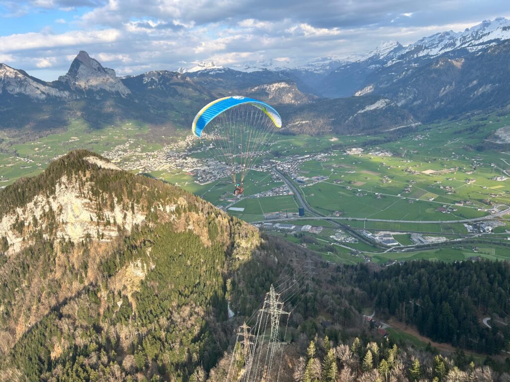 Pilot und Passagier ueber dem Zingel fliegen richtung Seewen