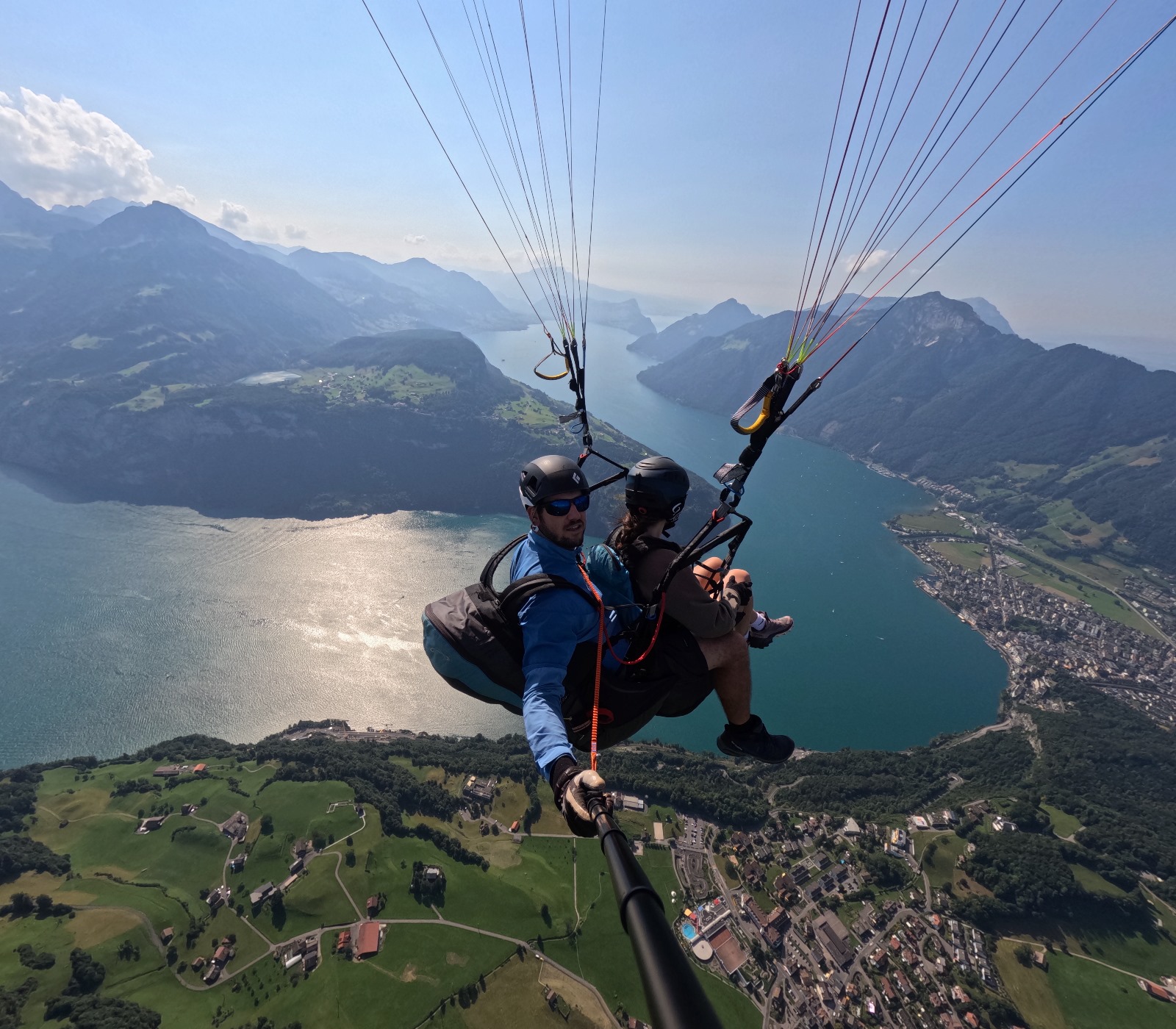 Passagierflug vom Fronalpstock Richtung Brunnen mit dem Vierwaldstättersee im Hintergrund über Morschach