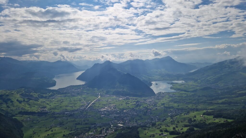 Passagierflug von der Rotenflue mit Blickrichtung Talkessel Schwyz im Hintergund Lauerzersee und Vierwaldstättersee sowie Rigi und Rigi Hochflue