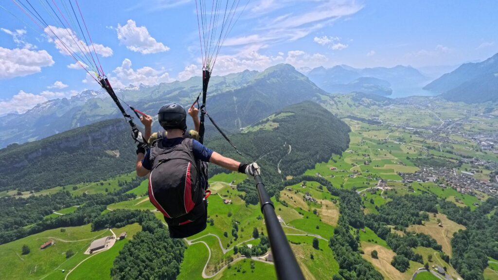 Pilot und Passagier in Flugrichtung Fronalpstock über Schwyz.