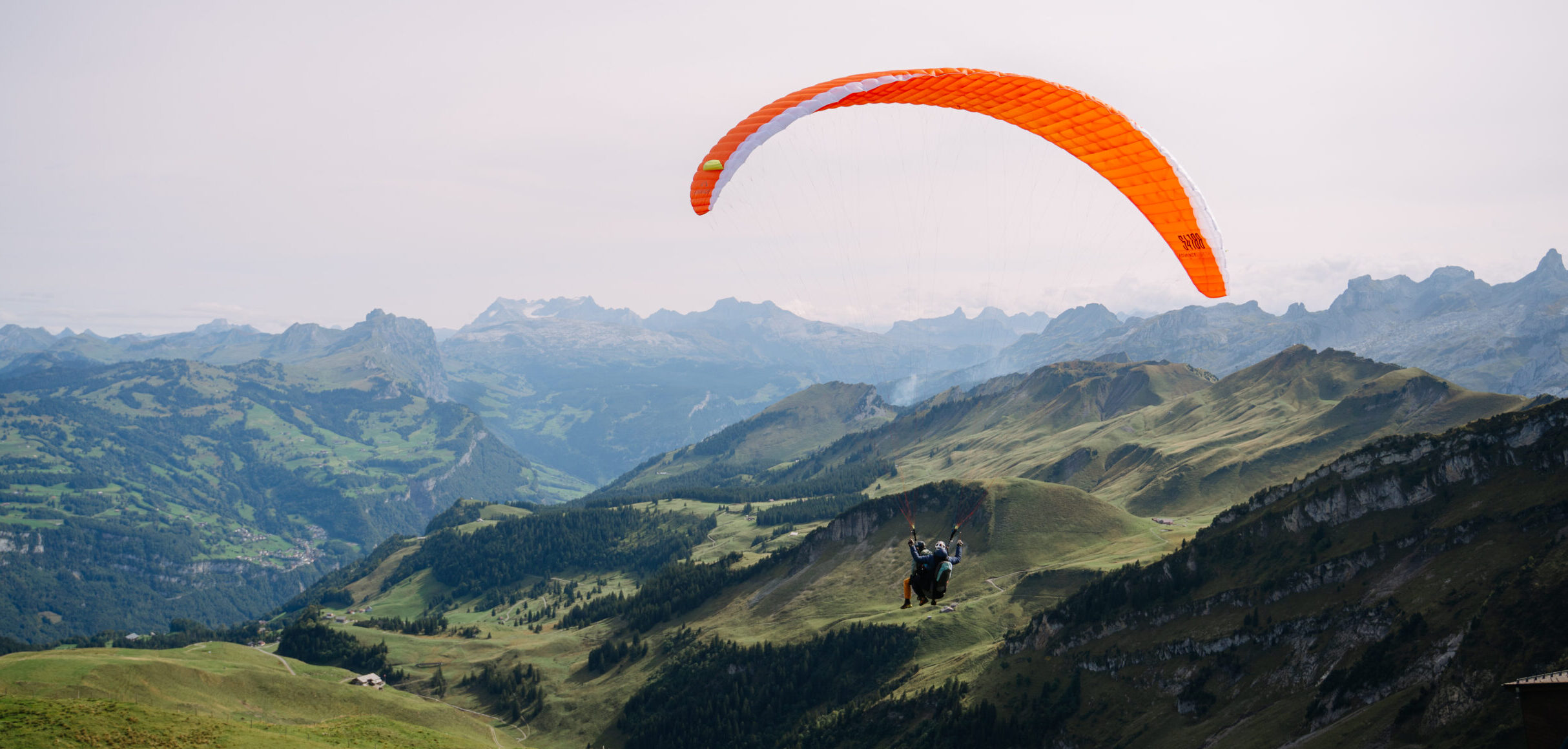 Passagierflug vom Fronalpstock im Hintergrund die Berge