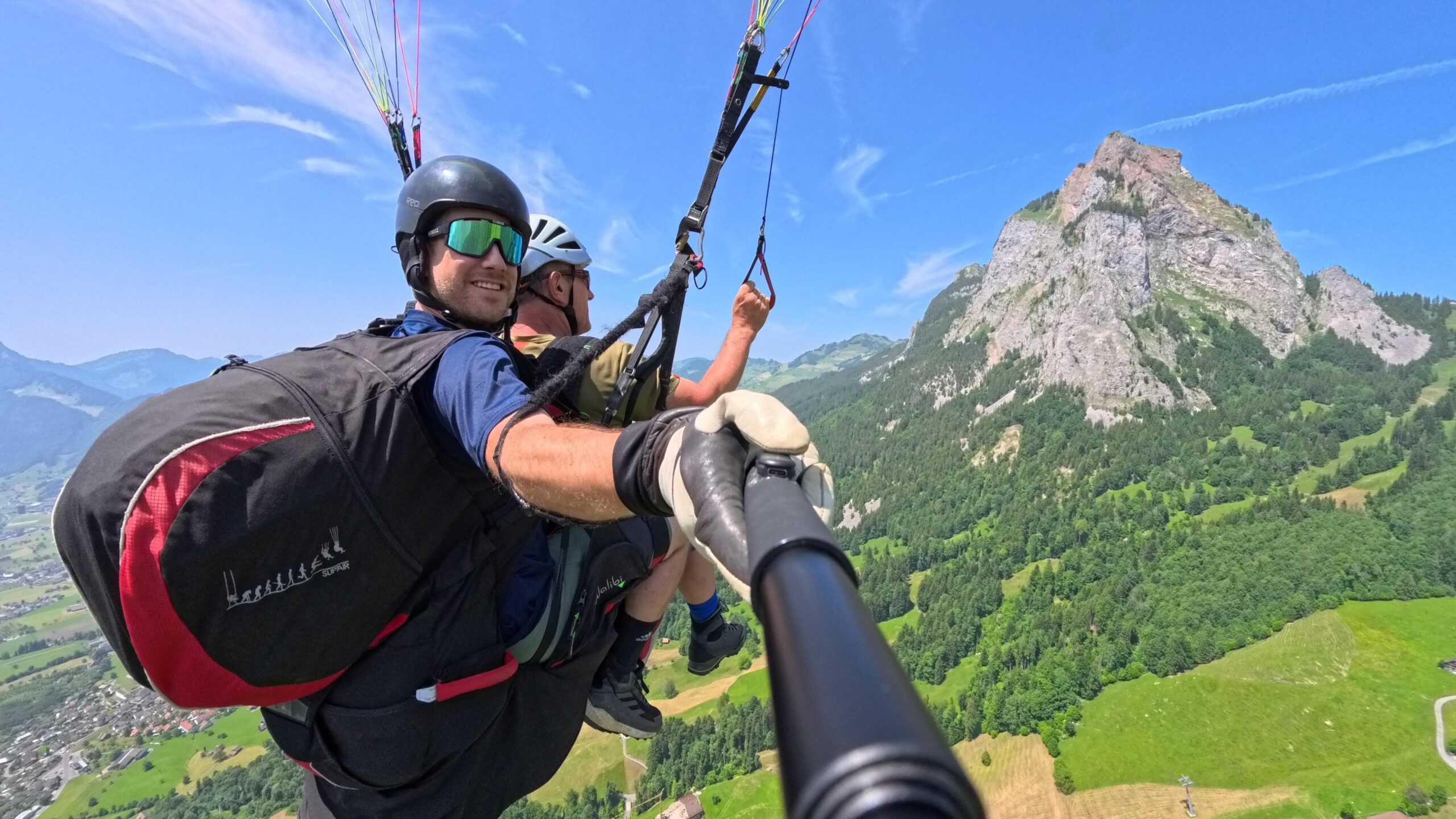 Tandemflug von der Rotenflue über Rickenbach im Hintergrund die Mythen zu sehen