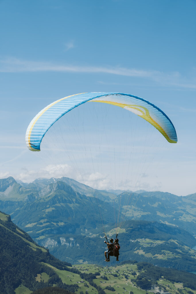 Passagierflug, grossaufnahme Tandemgleitschirm, Flug über Rickenbach, Niederbauen im Hintergrund.