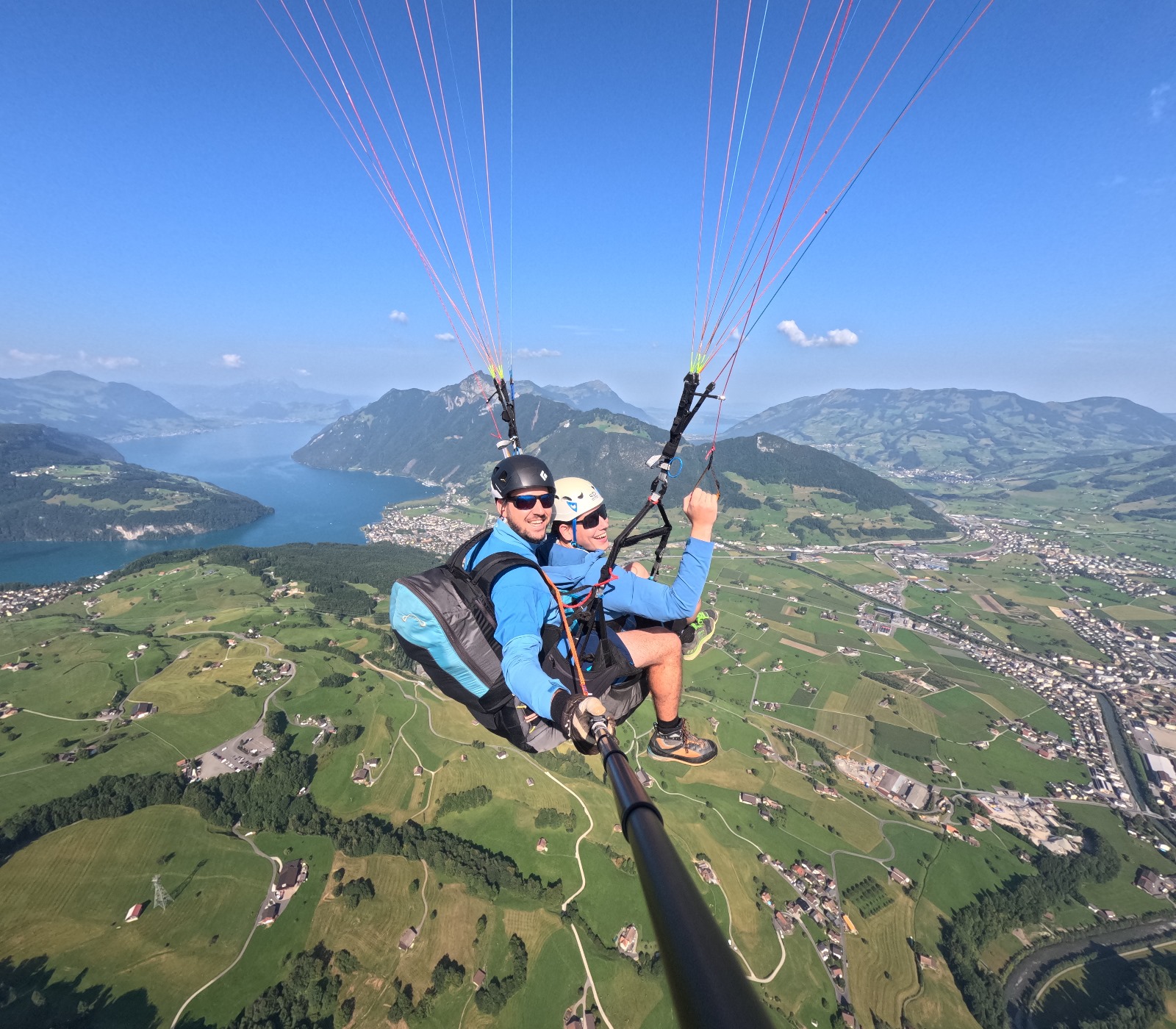 Pilot und Passagier ueber Oberschönenbuch im Hintergund der Talkessel mit Schwyz und Ibach zu sehen