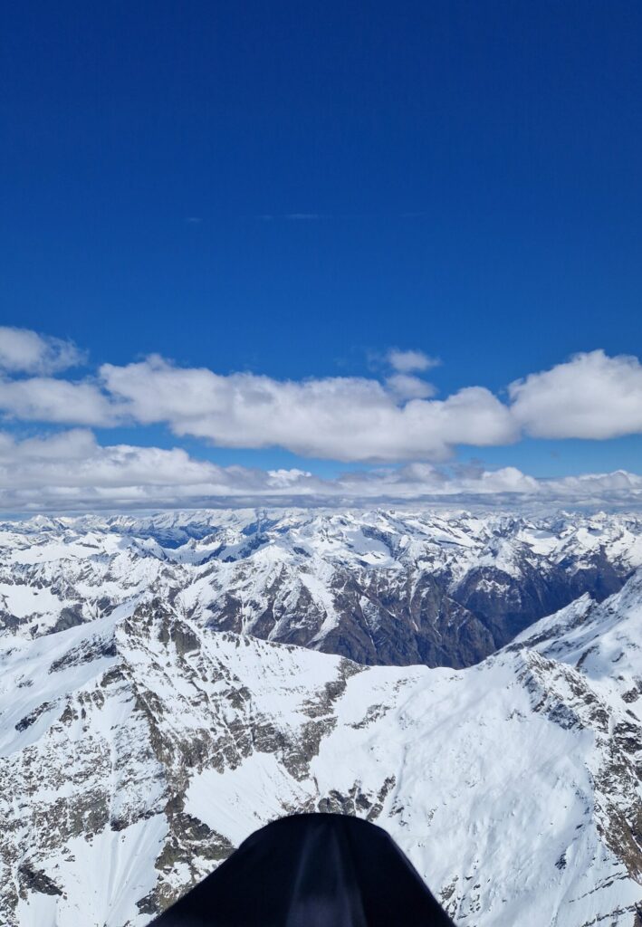 Flug über verschneite Berge im Frühling richtung Gotthard