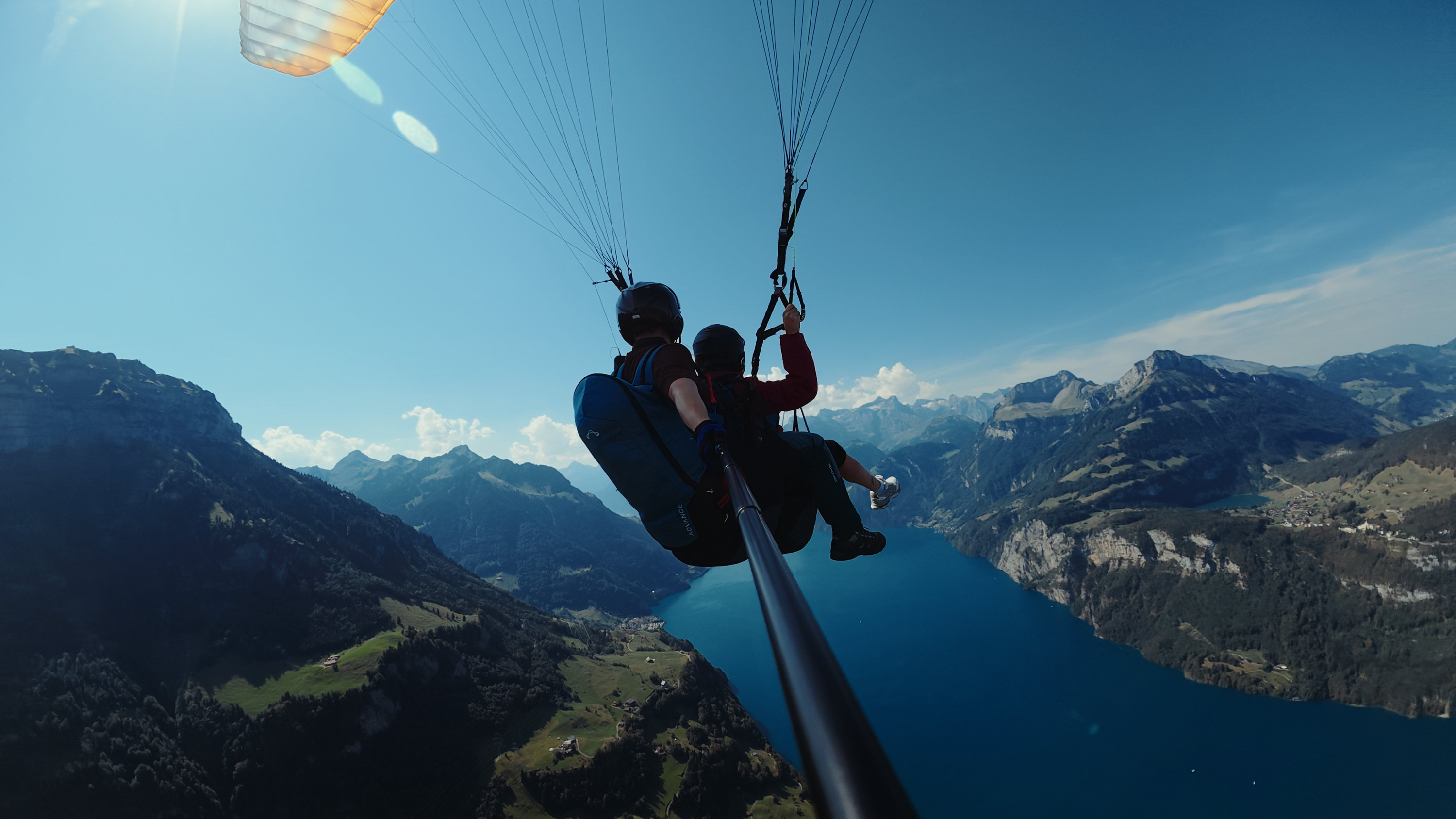 Tandemflug Richtung Flüelen über dem Urnersee mit Landung in Brunnen