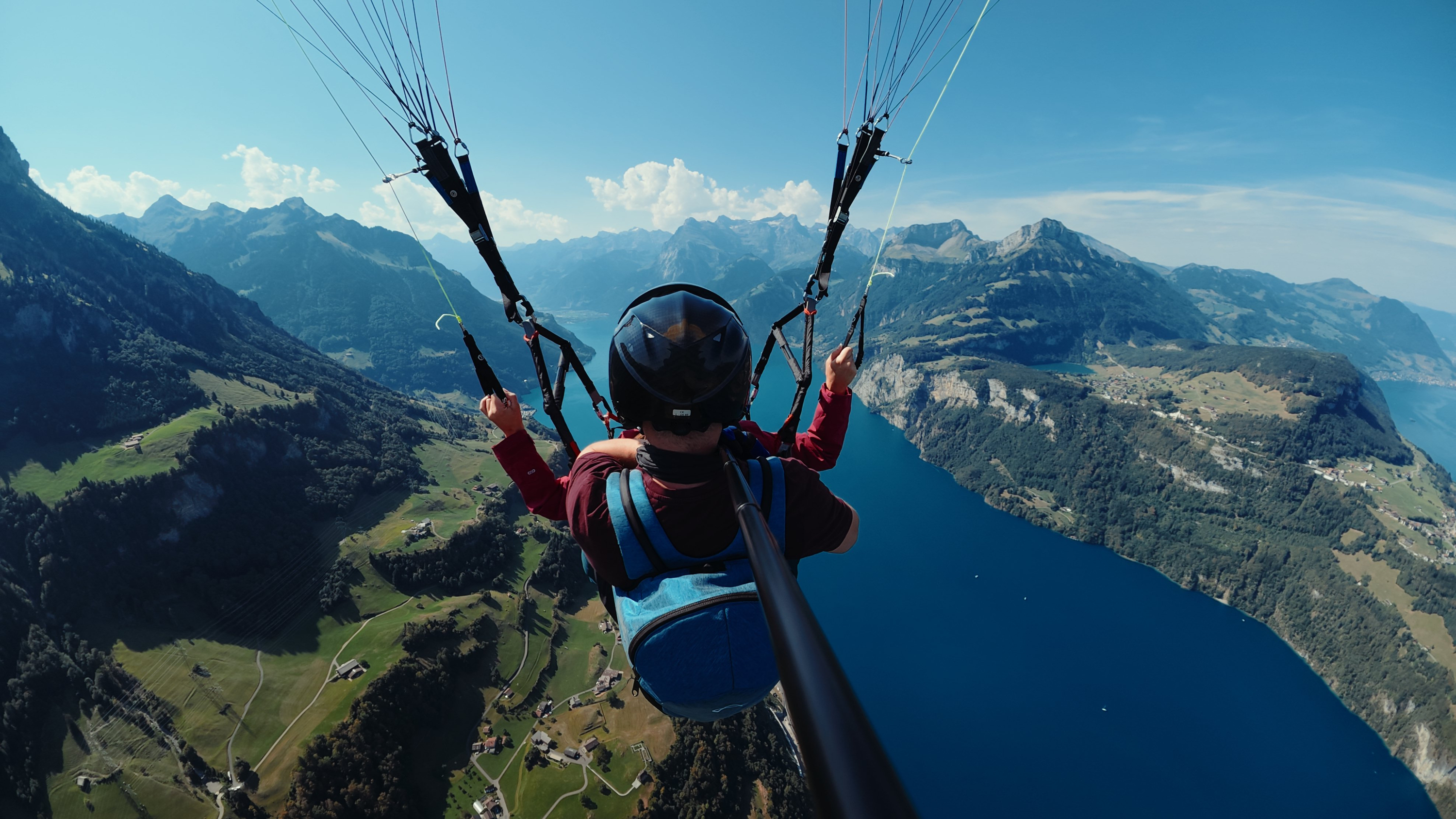 Tandemparagliding Richtung Flüelen mit den Urneralpen im Hintergrund und über dem Urnersee 